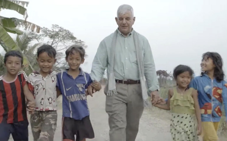 Kike Figaredo con los cinco niños supervivientes en el documental 'Misión en Battambang', en Camboya