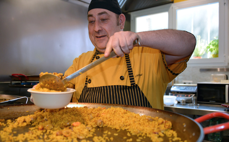 Enrique en su puesto de arroces en el centro de Madrid