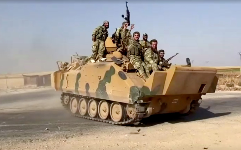 Fuerzas sirias salen de su base en Tal Abyad