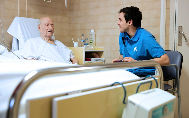 Un miembro de los equipos de atención psicosocial del Programa Integral de Atención a Personas con Enfermedades Avanzadas de la Fundación LaCaixa