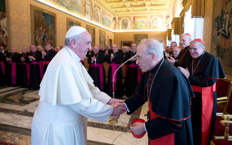 El cardenal Rouco, presidente de la Conferencia Episcopal Española, saluda al Papa, en su encuentro con los obispos españoles, el pasado lunes