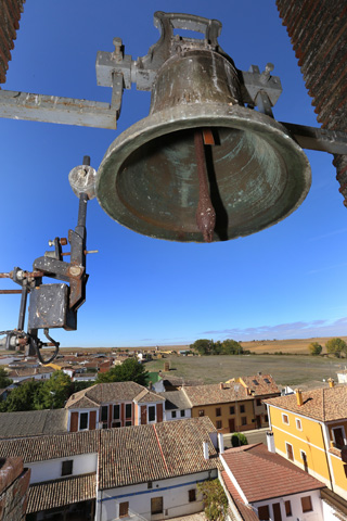 Campanas de la torre de la iglesia de Revenga de Campos (Palencia), que han tocado cinco minutos por la España vaciada