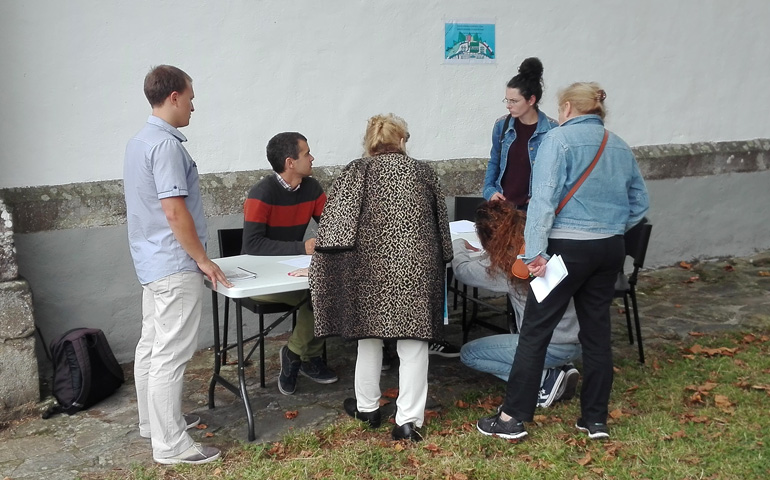 Mesa informativa del plan de desarrollo económico y social promovido por la Unidad Pastoral de Carranza-Lanestosa
