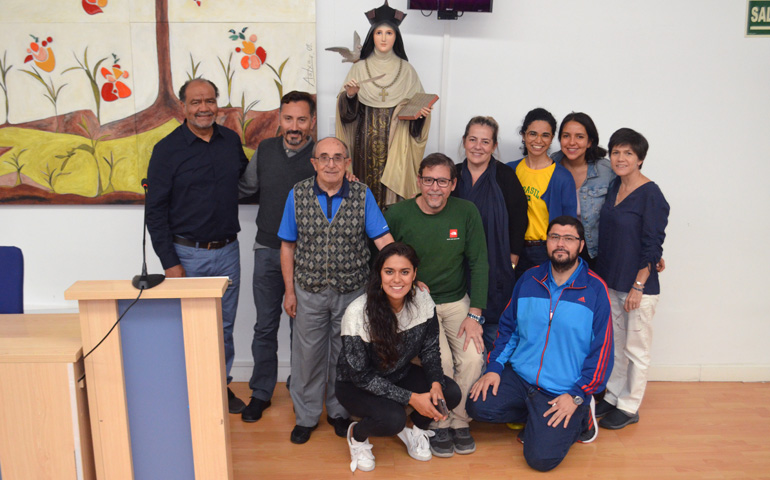 Grupo de latinoamericanos que se encuentra en Ávila profundizando en santa Teresa de Jesús. En el centro (de verde), el venezolano Juan Carlos Rubertiello
