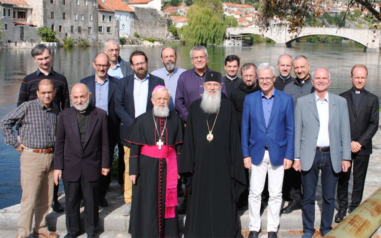 Los participantes en el encuentro del Grupo San Ireneo. A la derecha, el padre Destivelle