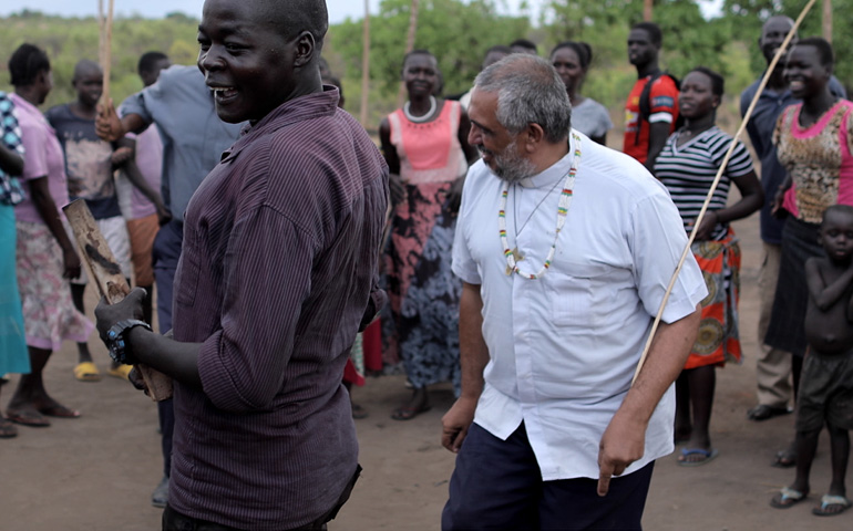 El padre Ubaldino Andrade baila con los refugiados de Palabek. A través de estas actividades han aparcado sus diferencias