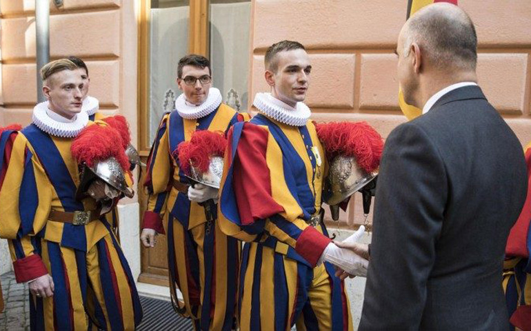 Vincent Perritaz saluda Alain Berset, entonces Presidente de la Confederación Suiza, que visitó el Vaticano el 12 de noviembre de 2018