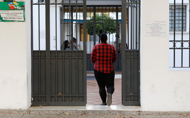 Andrea entra en la casa habilitada para jóvenes extutelados en la parroquia Santa Luisa de Marillac, en Córdoba