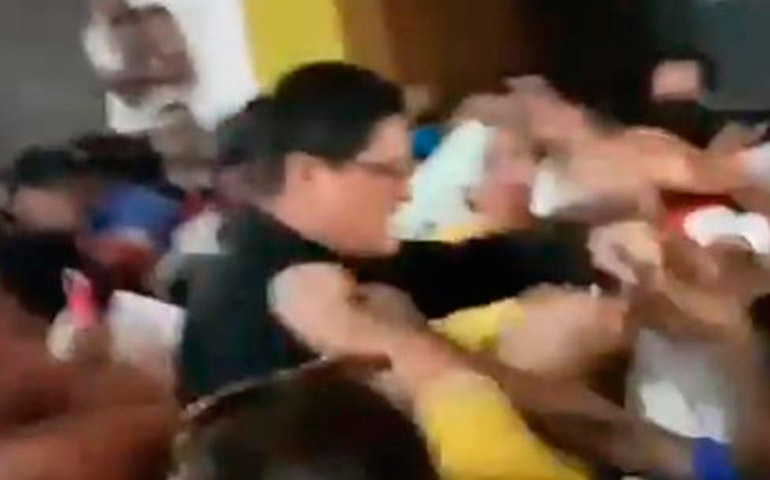 Momento de la agresión al sacerdote Rodolfo López en la catedral de Managua