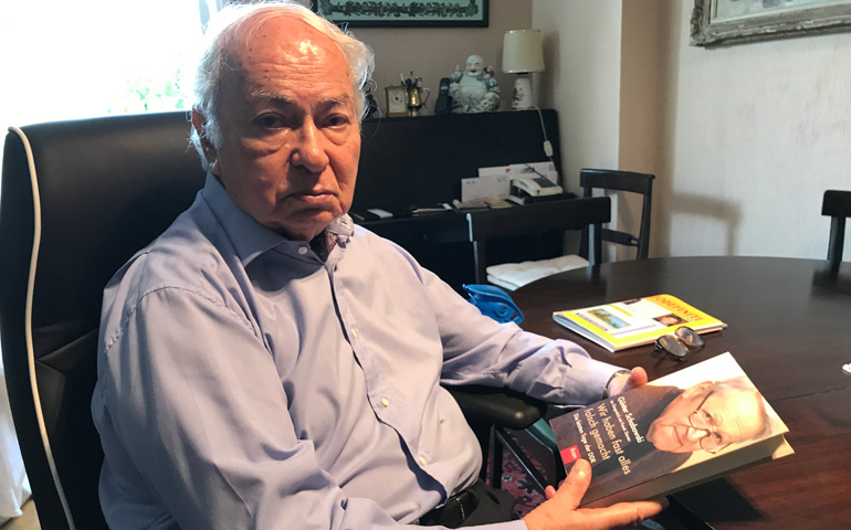 Riccardo Ehrman, en su casa, con un ejemplar dedicado de las memorias del portavoz del Politbüro de la RDA