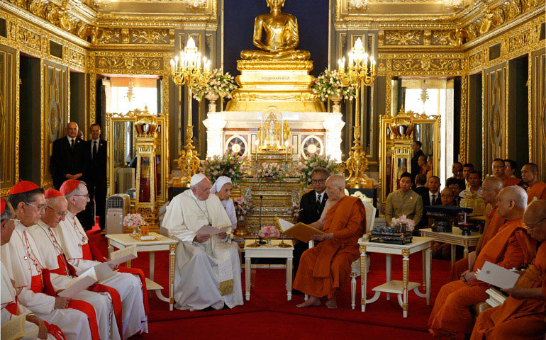 El Santo Padre junto a Somdej Phra Maha Muneewong, patriarca supremo budista, en el templo Wat Ratchabophit de Bangkok