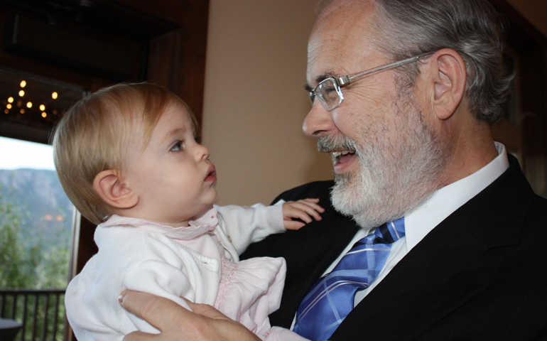 El doctor Hilgers con una niña nacida con la ayuda de la naprotecnología