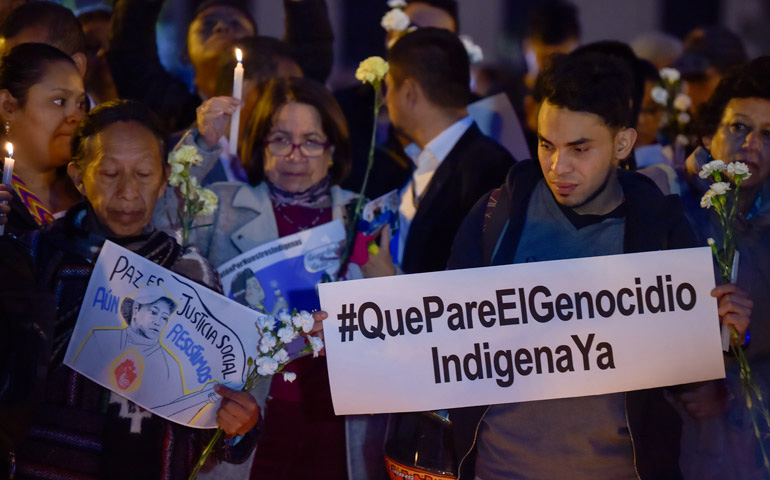 Manifestación por el asesinato de unos líderes indígenas en la plaza Bolivar de Bogotá, Colombia, el 30 de septiembre de 2019