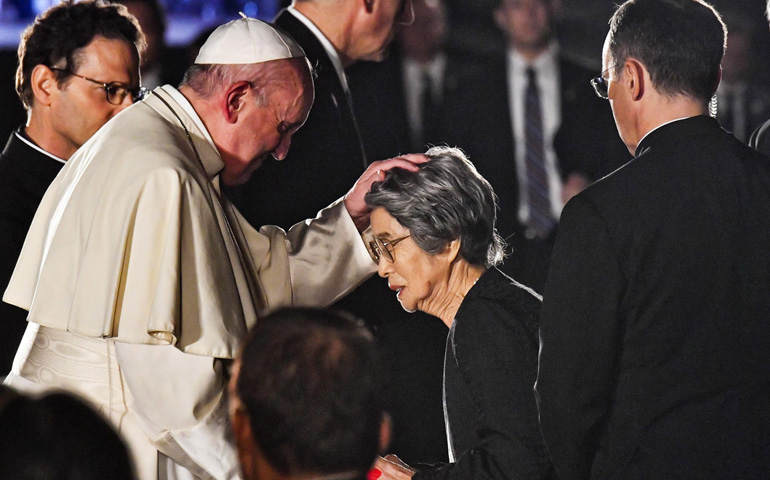El Papa bendice a una de las supervivientes de Hiroshima