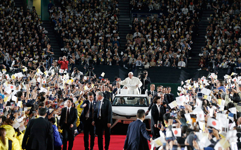El Papa Francisco a su llegada al Tokyo Dome para presidir la Eucaristía