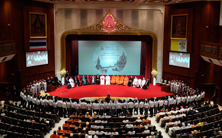 El Papa Francisco durante la reunión con científicos, intelectuales y líderes religiosos en el Aula Magna de la Universidad de Chulalongkorn