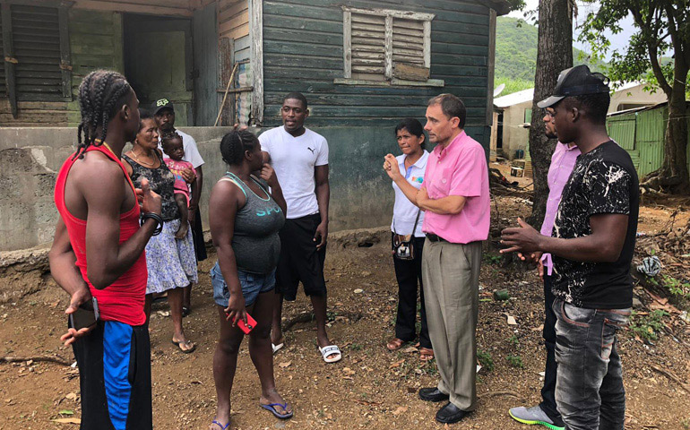 El dominico Miguel Ángel Gullón con unos habitantes de la provincia de Seibo (República Dominicana)