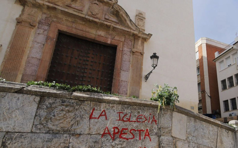 Pintada contra la Iglesia en un templo