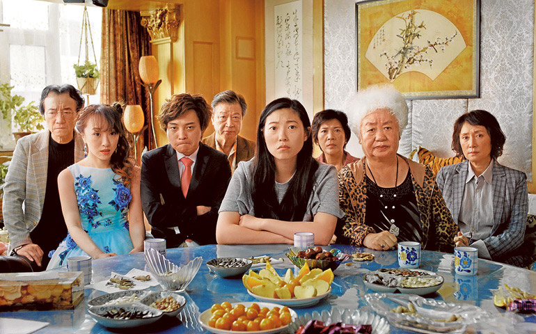 Billi (Awkwafina) en el centro con su familia, en un fotograma de la película 'The farewell'