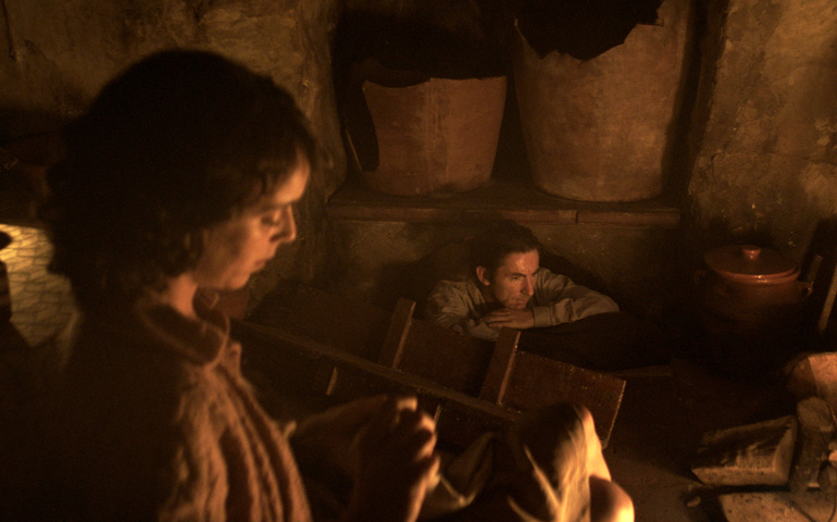 Antonio de la Torre y Belén Cuesta en un fotograma de la película 'La trinchera infinita'