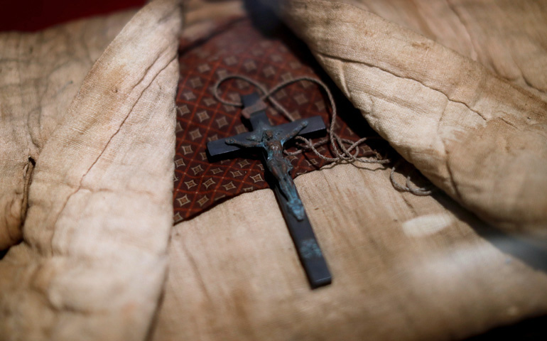 Una cruz y ropa de la época de la persecución contra los cristianos, en un museo dedicado a los cristianos escondidos en la isla de Ikitsuki (Nagasaki)