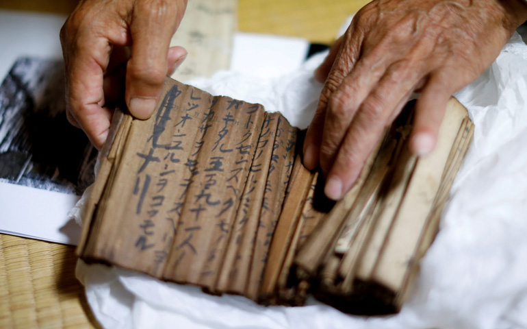 Manuscritos con cánticos u 'orasho', conservados desde el siglo XVIII por la familia de Murakami