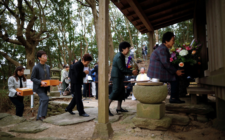 Encuentro interreligioso de fieles católicos, 'kirishitan' y budistas en el santuario dedicado a uno de los mártires del siglo XVII, un sacerdote portugués