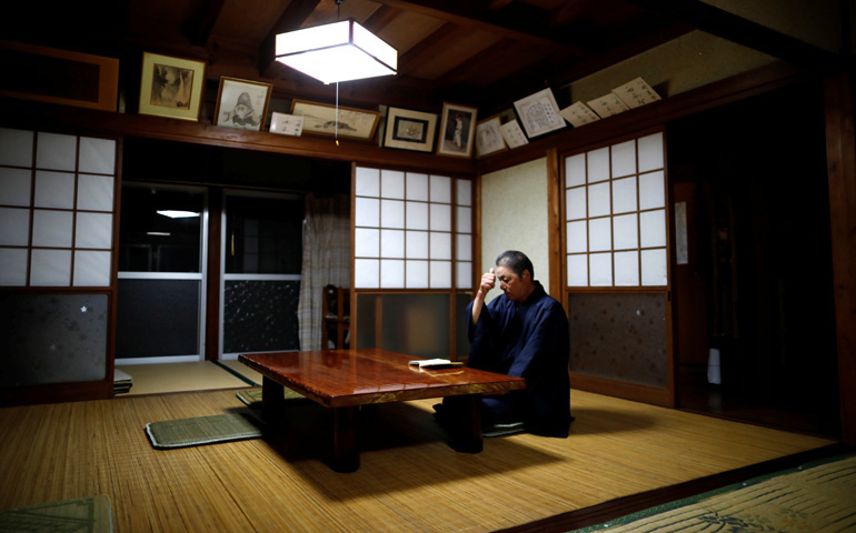 Masaichi Kawasaki reza 'orasho' en su casa en la víspera de la Natividad de la Virgen