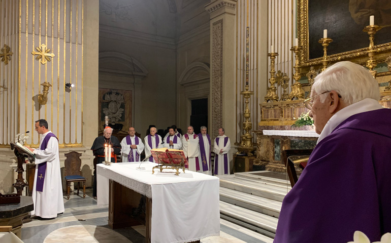 El padre Ángel, a la derecha, durante la Eucaristía de apertura de la iglesia de los Santísimos Estigmas de San Francisco, en Roma