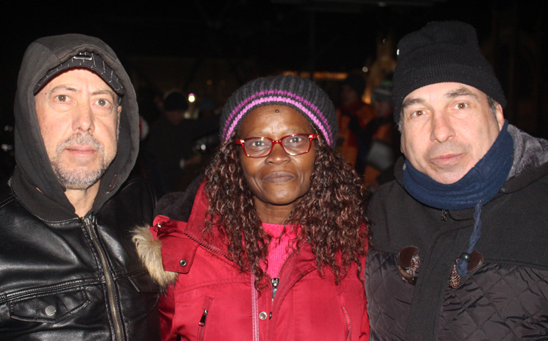 Artur, Mila y Diego son tres personas sin hogar que durmieron en la calle, arropadas por 200 asistentes, durante la noche de 'The Big Sleep Out'