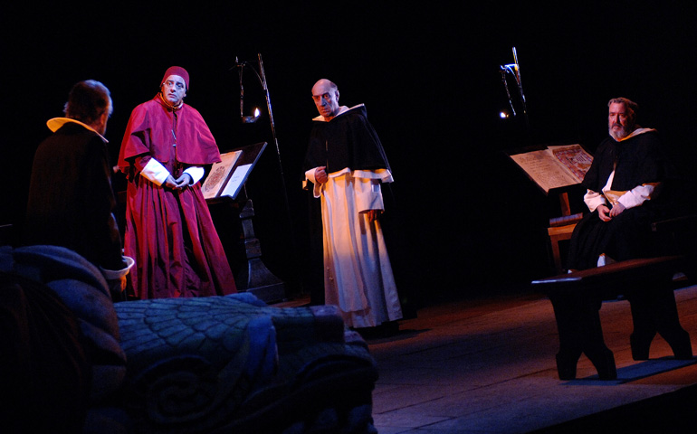 Ginés de Sepúlveda y fray Bartolomé de las Casas, en un momento de la obra de teatro de Jean-Claude Carrière