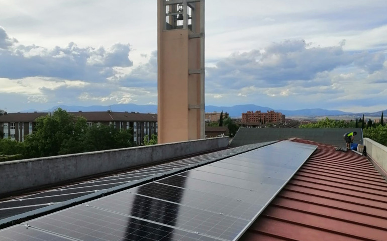 Paneles solares en la parroquia de Santa María Madre de Dios, de Tres Cantos