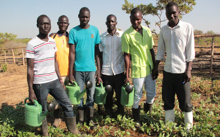 Un grupo de jóvenes ugandeses participan en una de las actividades de Don Bosco Green Alliance