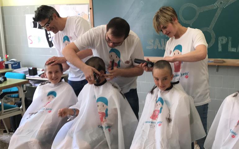 Un grupo de alumnos se corta al cero el pelo en solidaridad con niños enfermos de cáncer