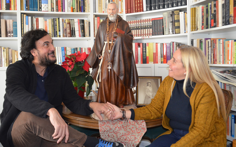 José María Zavala y Paloma Fernández-Gasset en su casa junto a una imagen del padre Pío