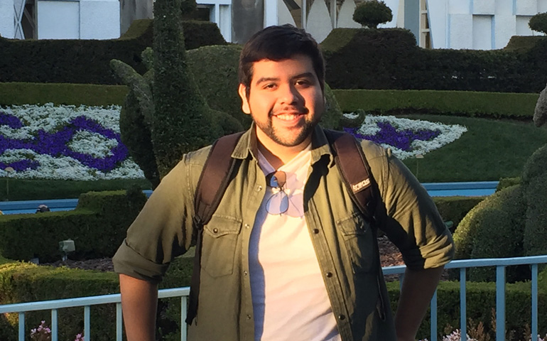 Roberto, durante una visita a Disneylandia, en 2016