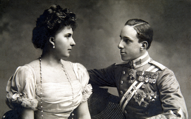 Alfonso XIII, rey de España, junto a su prometida, Victoria Eugenia de Battenberg