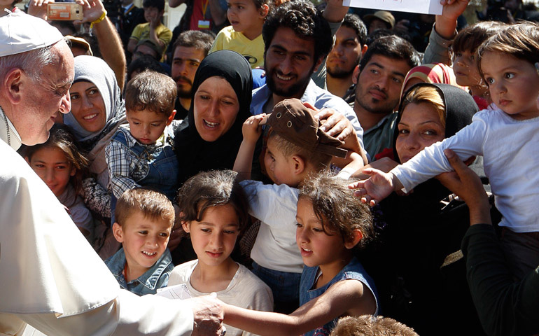 El Papa Francisco durante un encuentro con refugiados en el campo de refugiados de Moria, en la isla de Lesbos, en 2016