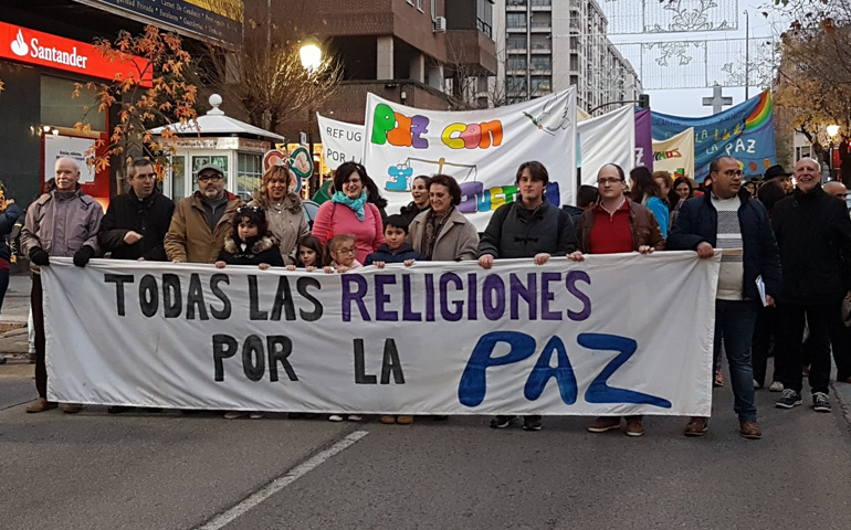 Representantes de diferentes comunidades religiosas marchan por la paz en Cáceres. Con la edición de este sábado, estas manifestaciones cumplen 18 años