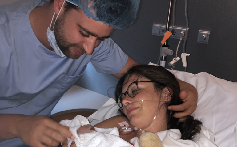 Marie y Pablo, con Elena en brazos