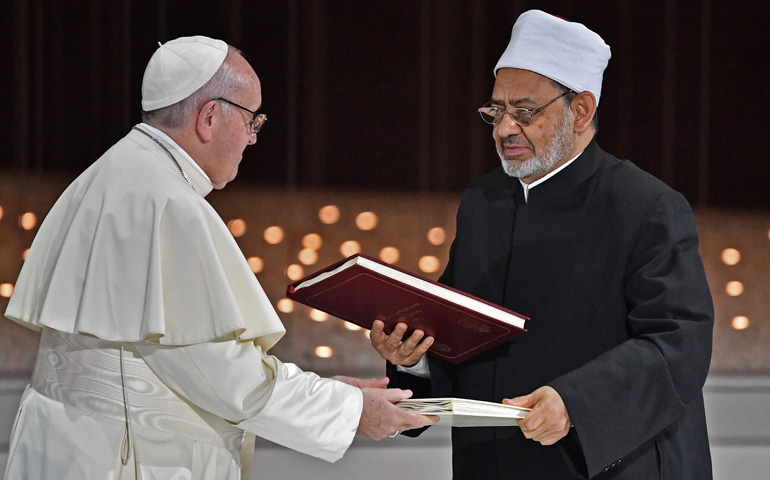 El Papa Francisco con el gran imán Ahmed-al-Tayyeb, en Abu Dabi