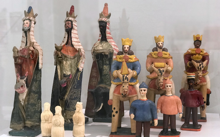 La muestra incluye figuras de los Magos de Oriente de Perú (grandes a la izda.), Ecuador (pequeñas) o Portugal (dcha.)
