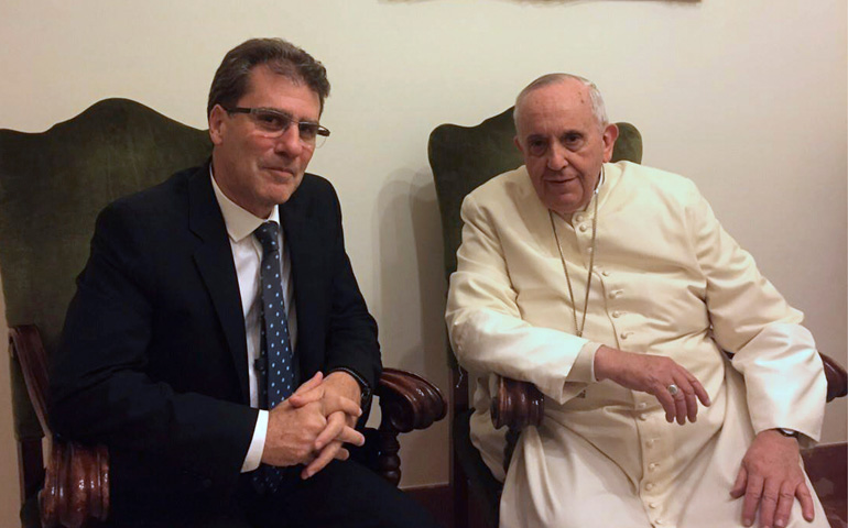 El Papa Francisco junto a su amigo Marcelo Figueroa, durante una audiencia privada en el Vaticano