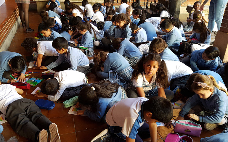 Los 700 alumnos que acuden cada día al colegio Santa Isabel proceden de 58 países diferentes, pero allí aprenden a convivir como iguales
