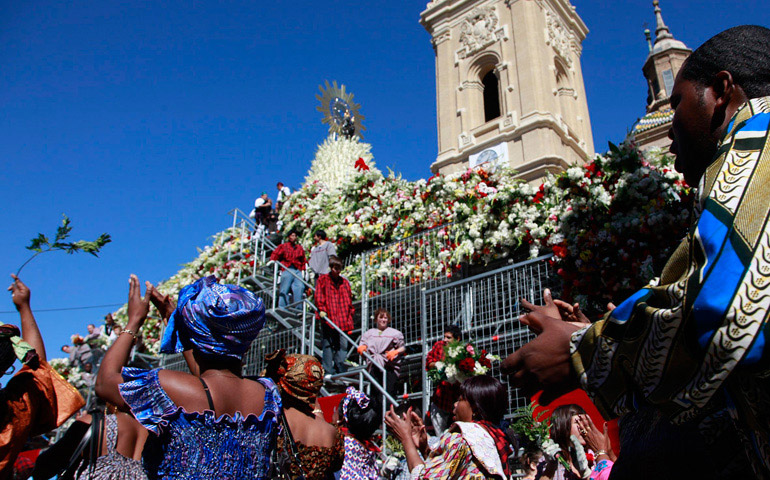Ofrenda de flores de personas migrantes a la Virgen del Pilar con motivo de su festividad