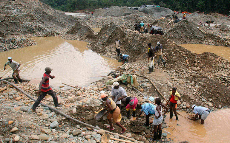 Buscadores de oro extraen este metal en el río Dagau en Cauca (Colombia)