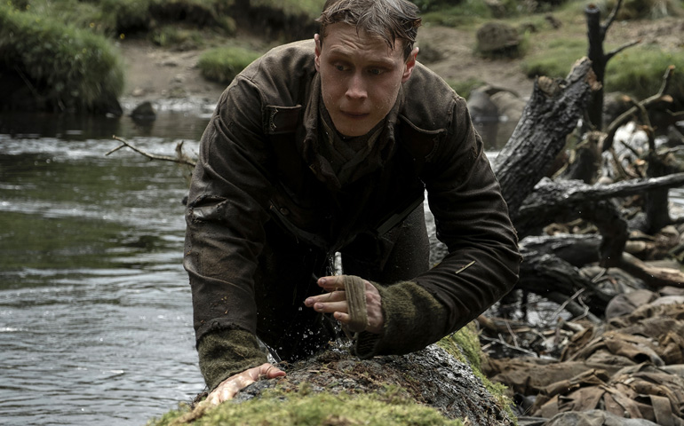 El cabo Schofield (George MacKay) durante su periplo para llevar un mensaje urgente a otra división británica