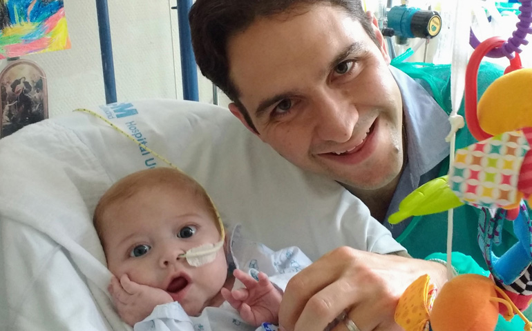 Juan Pablo con Pedro, durante su estancia en el hospital