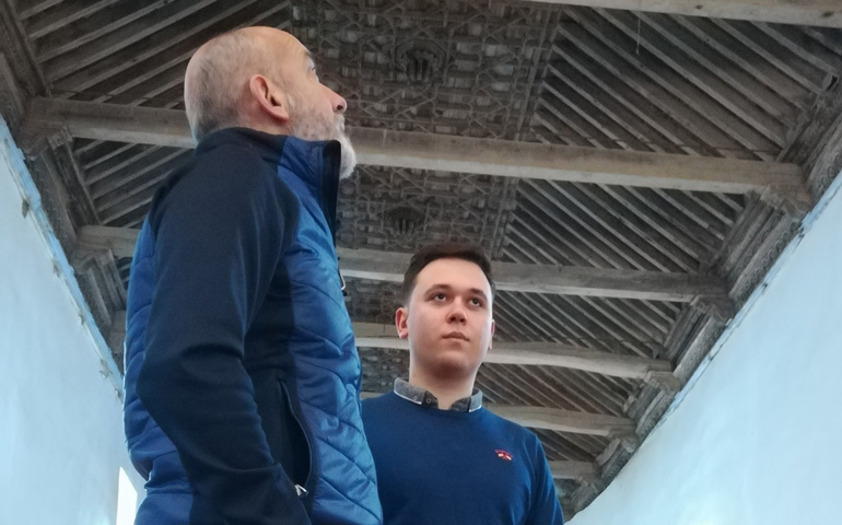 David Fernández (de frente) junto a Roberto Carro en la iglesia de Valcabado