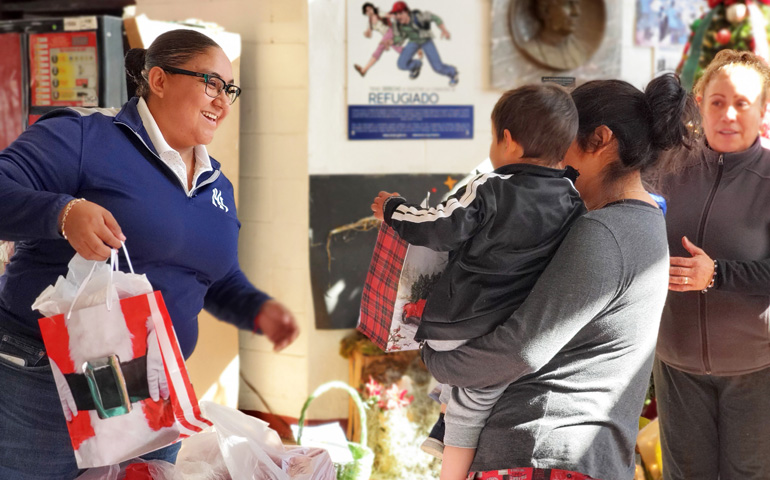 Reparto de regalos de Navidad en la Casa del Migrante de Ciudad Juárez, organizada por el padre José Luis Garayoa